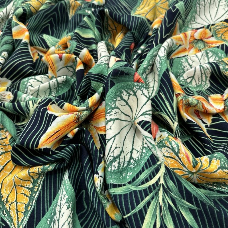 Tecido Viscose Floral e Folhagens Fundo Casca de Árvore • Luema Tecido Viscose Floral e Folhagens Fundo Casca de Árvore • Luema
