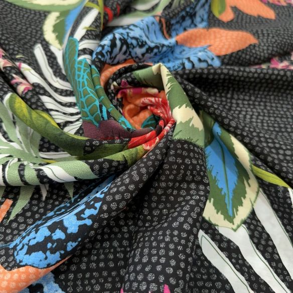 Tecido Viscose Estampada Folhagens e Flores Fundo Pontilhado • Luema Tecidos