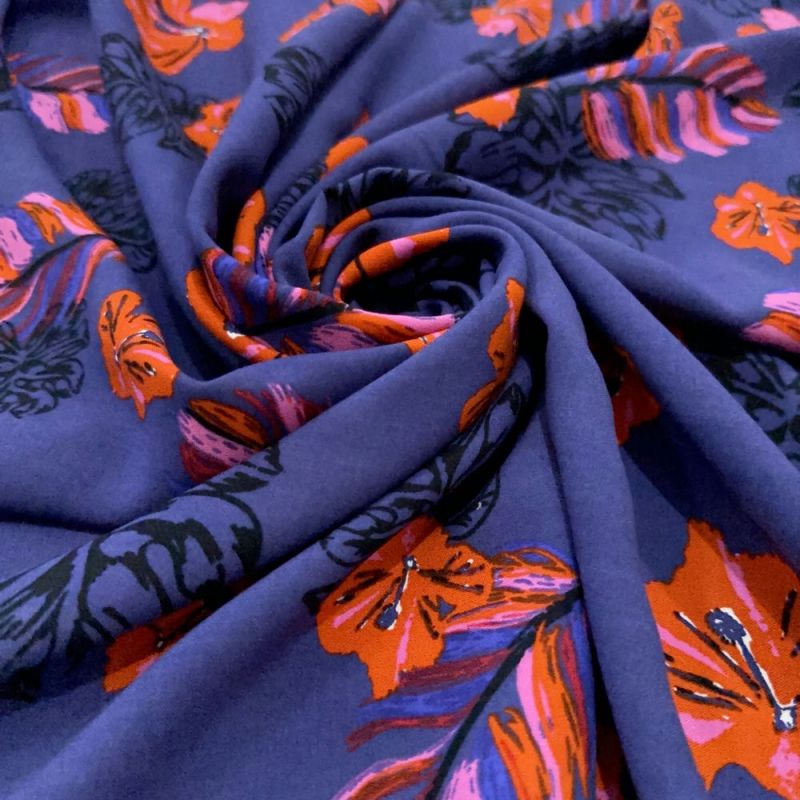 Tecido Viscose Estampada Folhagens e Flores Fundo Marinho • Luema Tecidos