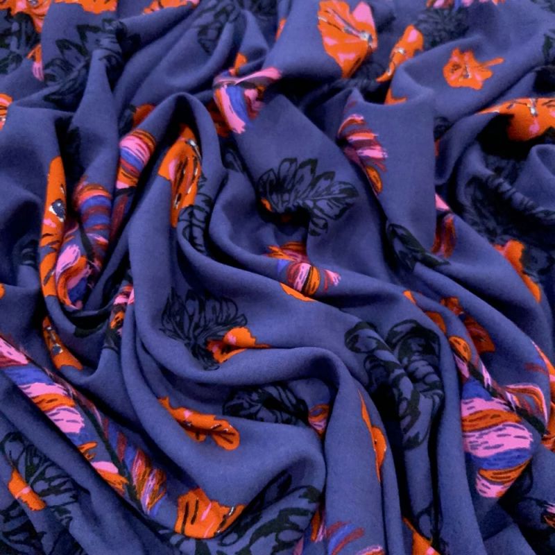 Tecido Viscose Estampada Folhagens e Flores Fundo Marinho • Luema Tecidos