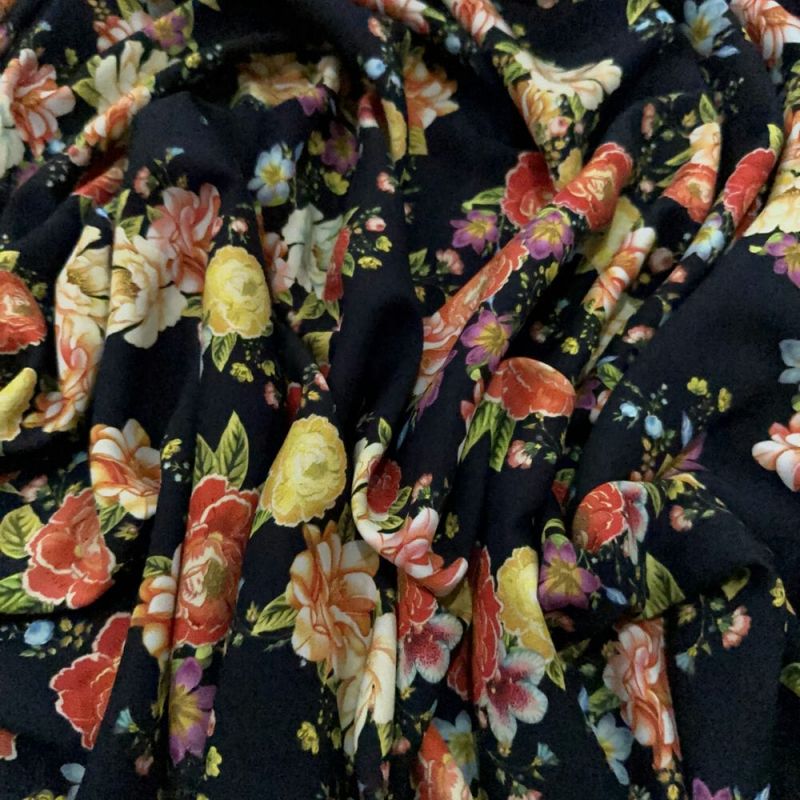 Tecido Viscose Estampada Rosas e Flores Fundo Preto • Luema Tecidos Tecido Viscose Estampada Rosas e Flores Fundo Preto • Luema Tecidos