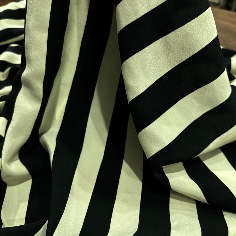 Tecido Crepe de Chine Seda Pura Listra Off e Preto • Luema Tecidos