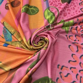 Tecido Crepe de Malha Canelada Aves Fundo Rosa Tecido Crepe de Malha Canelada Aves Fundo Rosa • Luema Tecidos