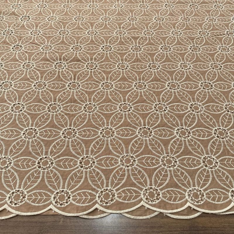 Tecido Laise de algodão Bordada Branco Fundo Areia • Luema Tecidos