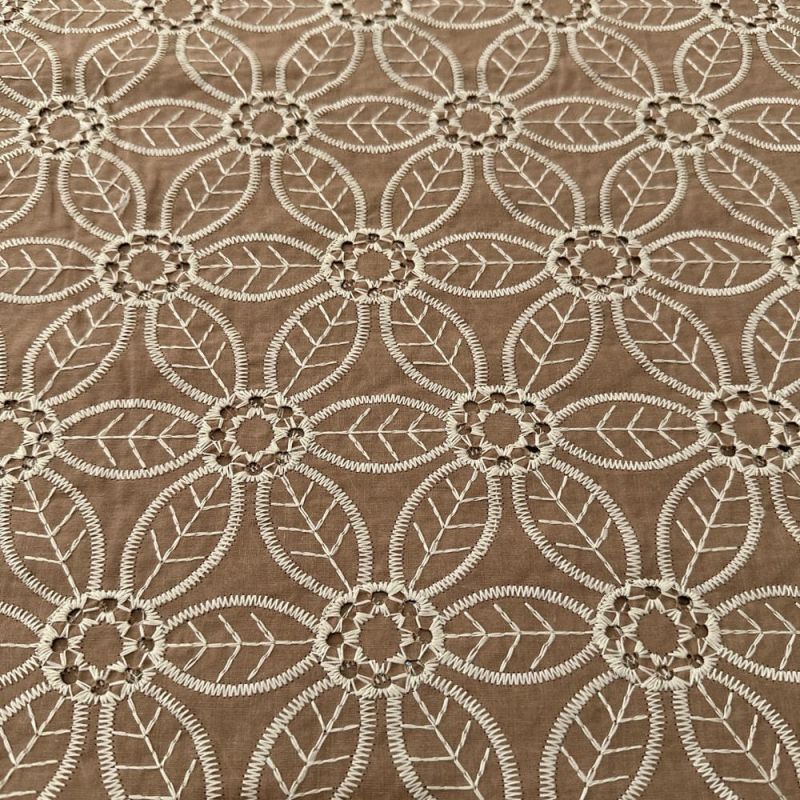 Tecido Laise de algodão Bordada Branco Fundo Areia • Luema Tecidos