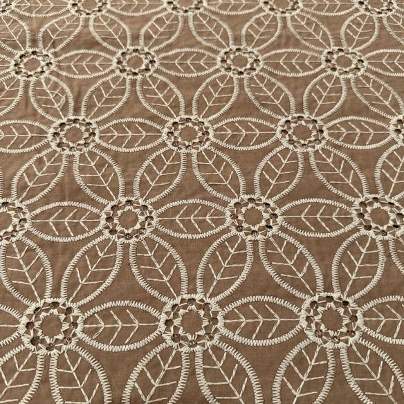 Tecido Laise de algodão Bordada Branco Fundo Areia • Luema Tecidos