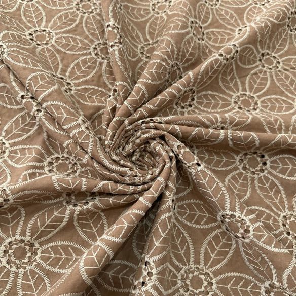 Tecido Laise de algodão Bordada Branco Fundo Areia • Luema Tecidos