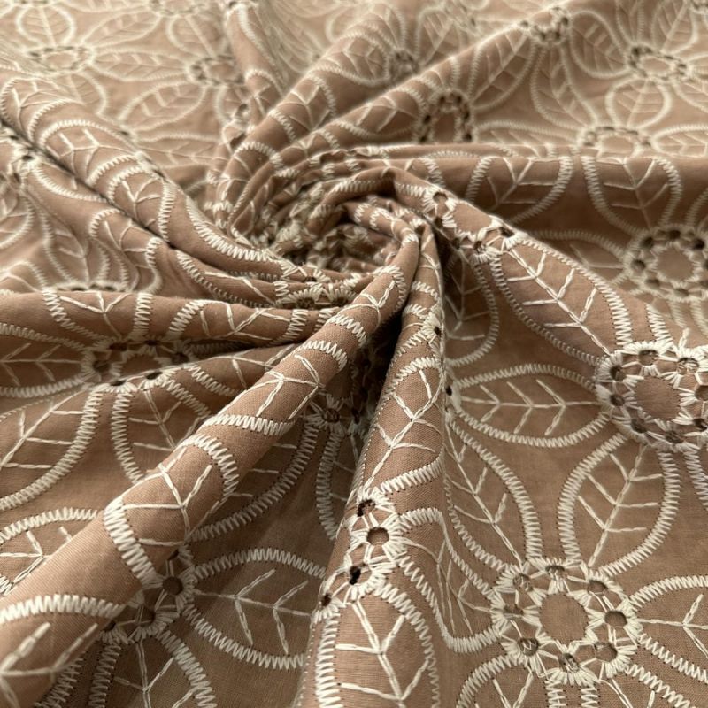 Tecido Laise de algodão Bordada Branco Fundo Areia • Luema Tecidos