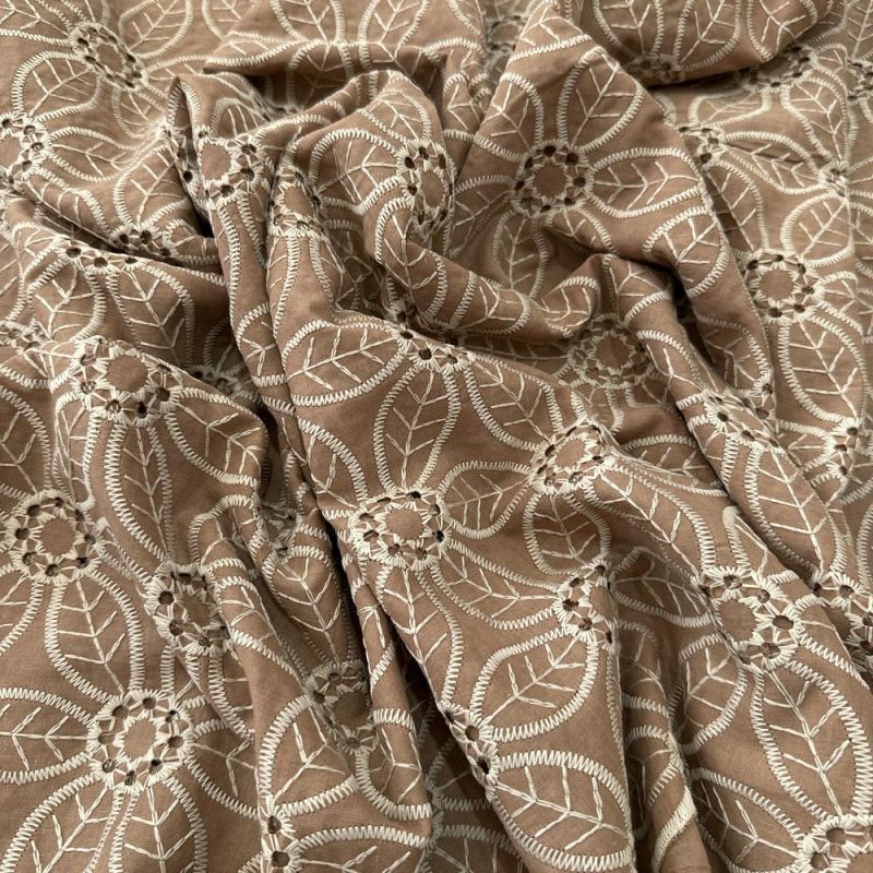 Tecido Laise de algodão Bordada Branco Fundo Areia • Luema Tecidos