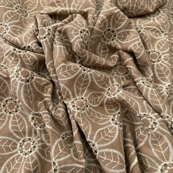 Tecido Laise de algodão Bordada Branco Fundo Areia • Luema Tecidos