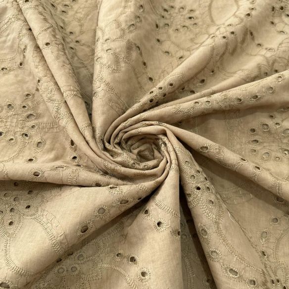 Tecido Laise de algodão Bordada Bege • Luema Tecidos Tecido Laise de algodão Bordada Bege • Luema Tecidos