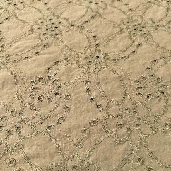 Tecido Laise de algodão Bordada Bege • Luema Tecidos Tecido Laise de algodão Bordada Bege • Luema Tecidos