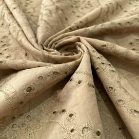 Tecido Laise de algodão Bordada Bege • Luema Tecidos 2