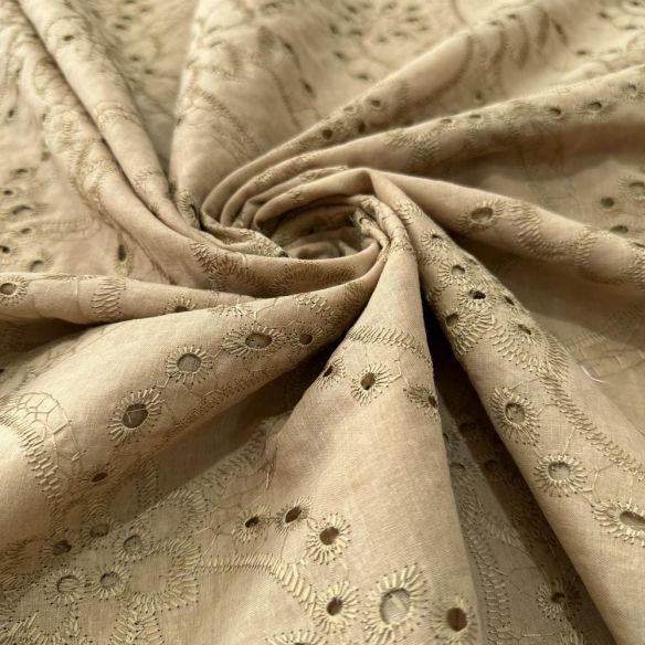Tecido Laise de algodão Bordada Bege • Luema Tecidos Tecido Laise de algodão Bordada Bege • Luema Tecidos