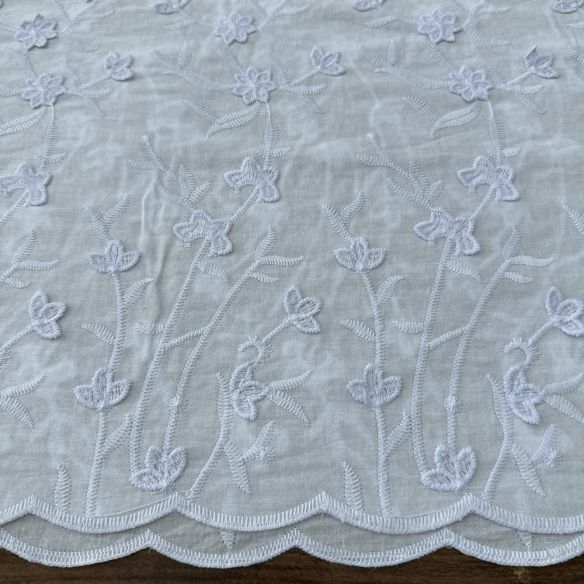 Tecido Laise de algodão Bordada 3D Branco e Lilás • Luema Tecidos