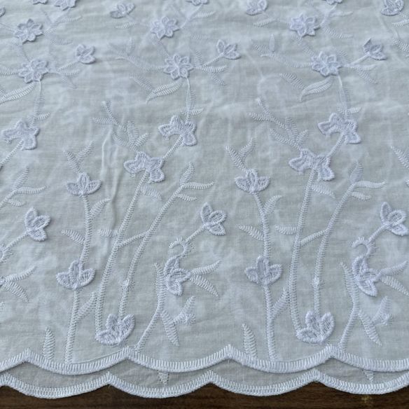 Tecido Laise de algodão Bordada 3D Branco e Lilás • Luema Tecidos