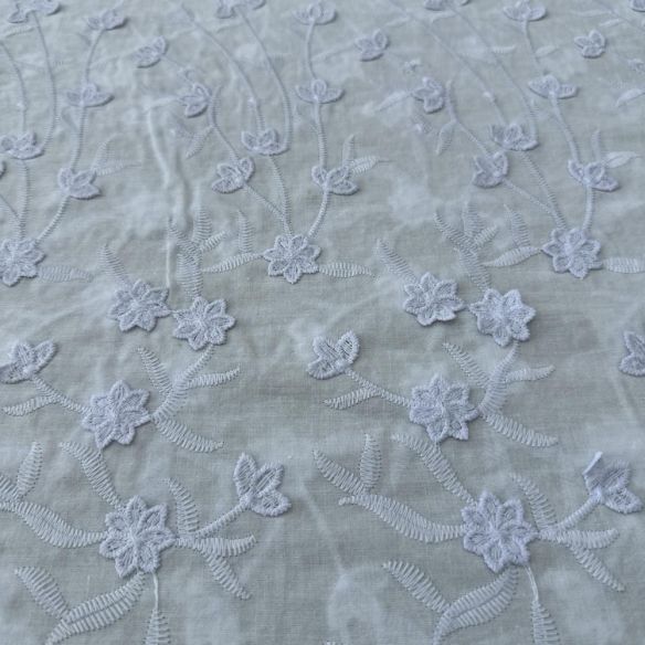 Tecido Laise de algodão Bordada 3D Branco e Lilás • Luema Tecidos