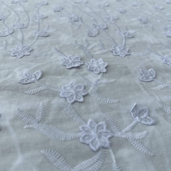 Tecido Laise de algodão Bordada 3D Branco e Lilás • Luema Tecidos