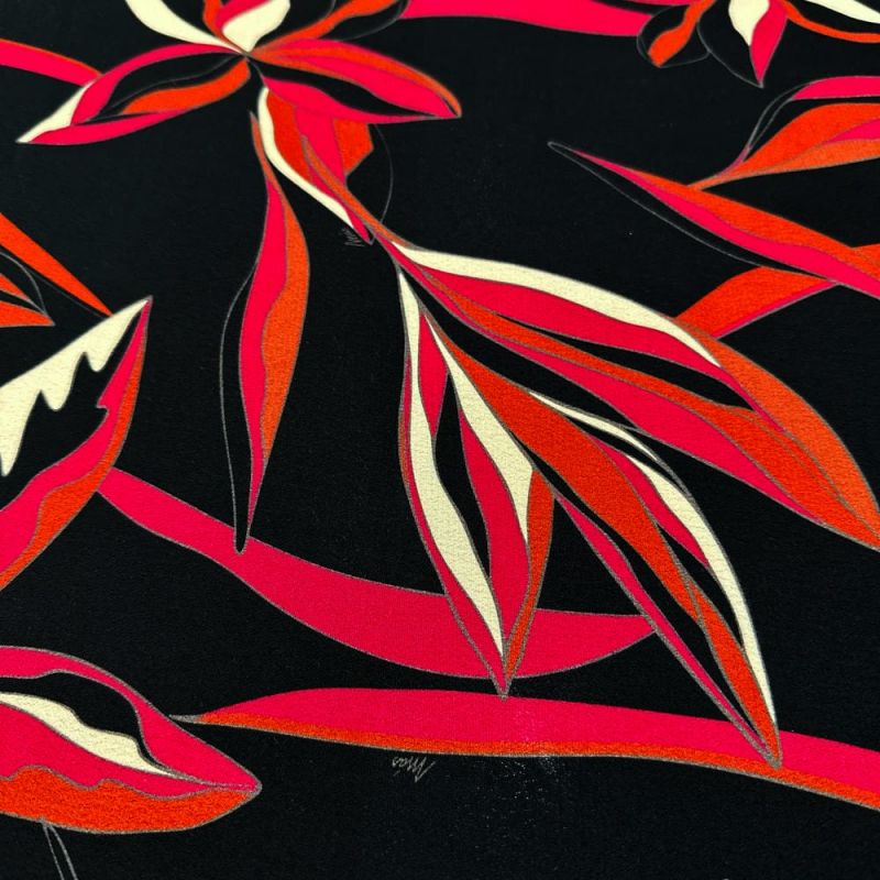 Tecido Viscose Estampada Vermelho Fundo Preto • Luema Tecidos