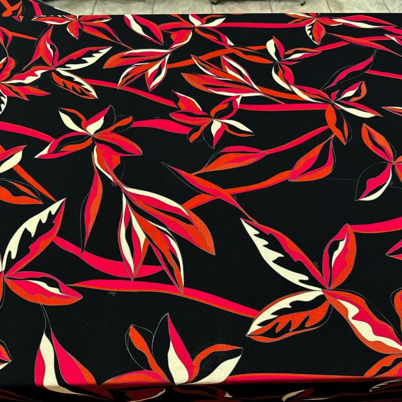 Tecido Viscose Estampada Vermelho Fundo Preto • Luema Tecidos