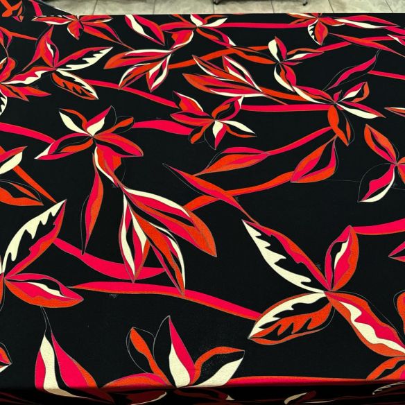 Tecido Viscose Estampada Vermelho Fundo Preto • Luema Tecidos
