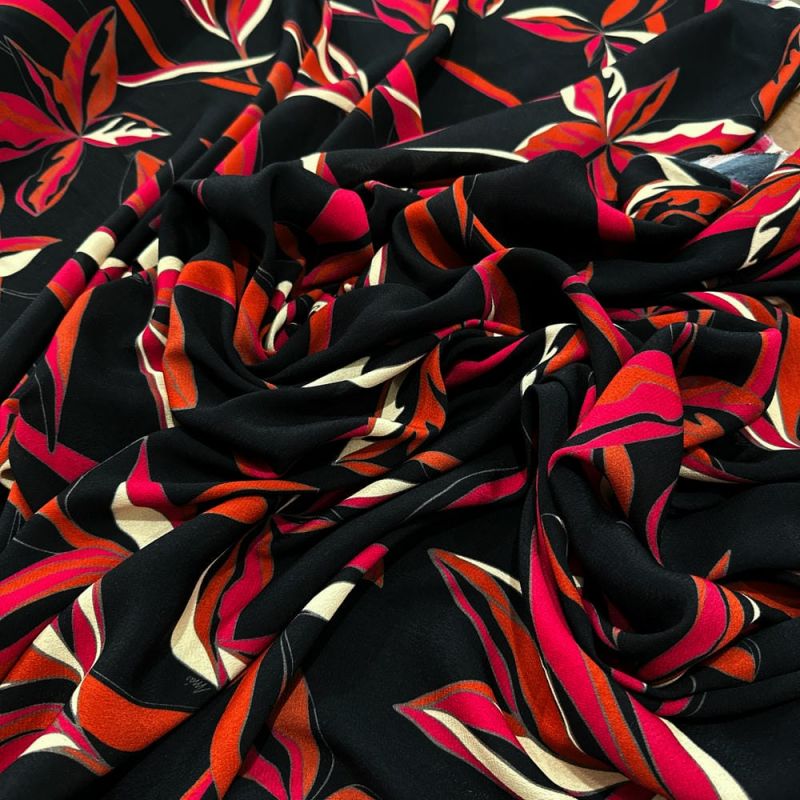 Tecido Viscose Estampada Vermelho Fundo Preto • Luema Tecidos