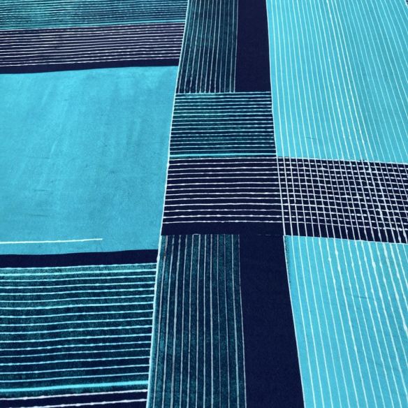 Tecido Crepe Viscose Estampada Quadros Azul • Luema Tecidos