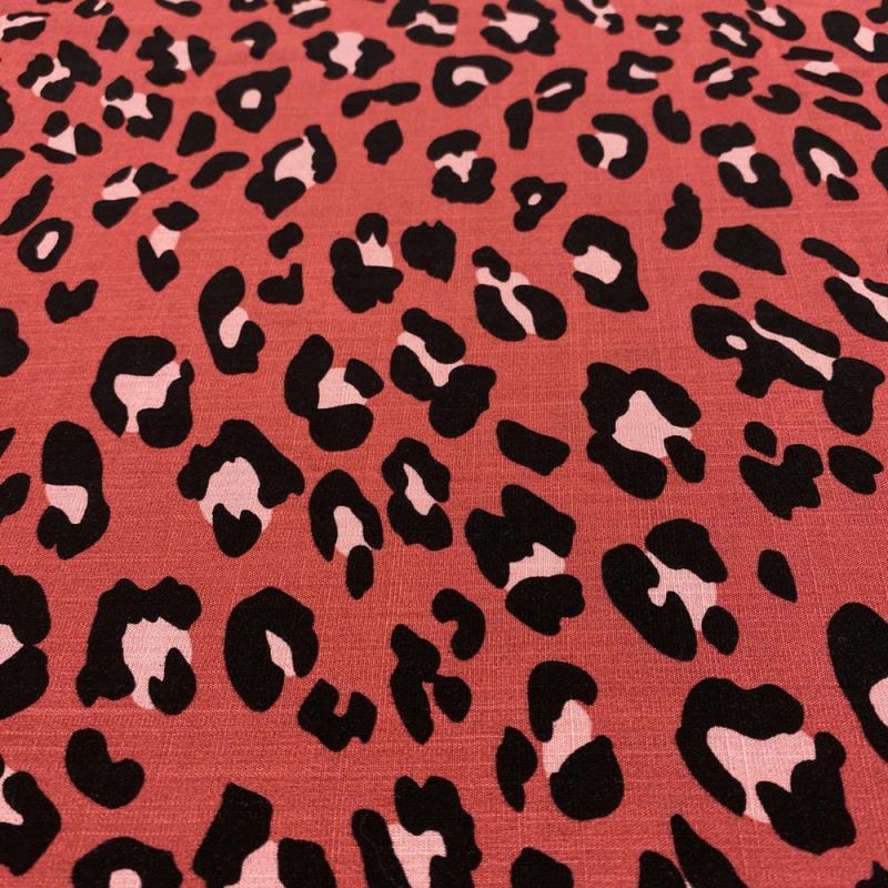 Tecido Viscolinho Estampado Onça Fundo Vermelho • Luema Tecidos