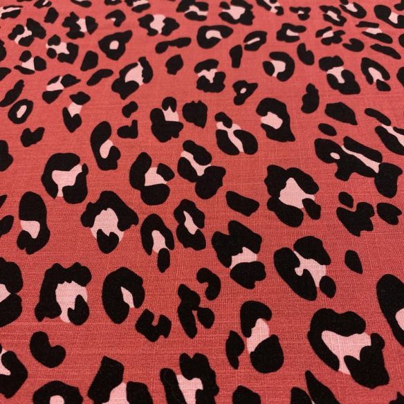 Tecido Viscolinho Estampado Onça Fundo Vermelho • Luema Tecidos