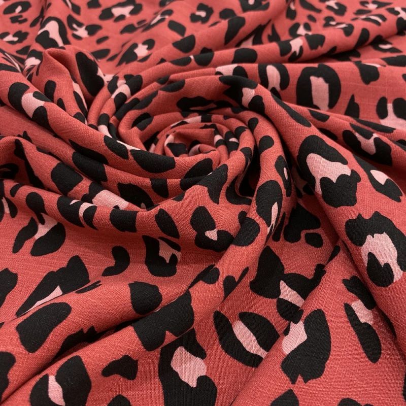 Tecido Viscolinho Estampado Onça Fundo Vermelho • Luema Tecidos