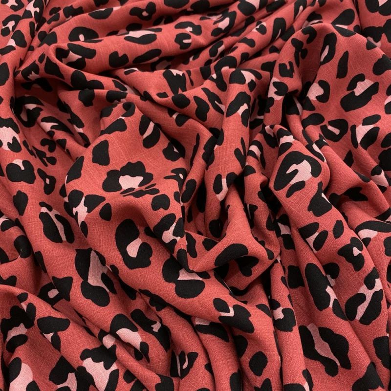 Tecido Viscolinho Estampado Onça Fundo Vermelho • Luema Tecidos