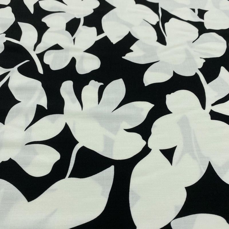 Tecido Viscolinho Estampado Floral Branco Fundo Preto • Luema Tecidos