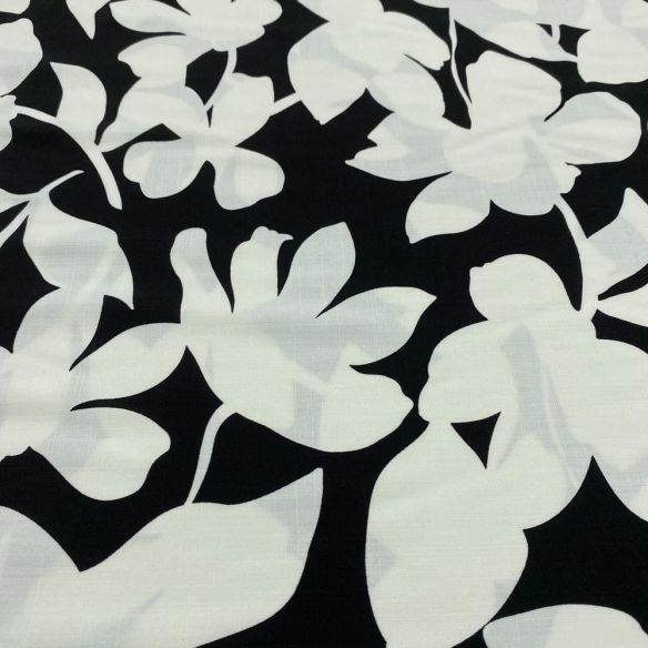 Tecido Viscolinho Estampado Floral Branco Fundo Preto • Luema Tecidos