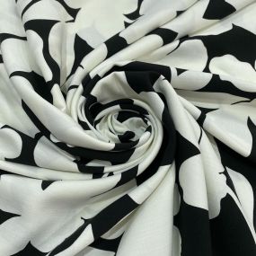 Tecido Viscolinho Estampado Floral Branco Fundo Preto • Luema Tecidos