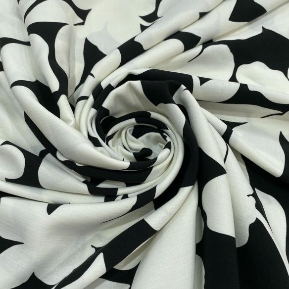 Tecido Viscolinho Estampado Floral Branco Fundo Preto • Luema Tecidos