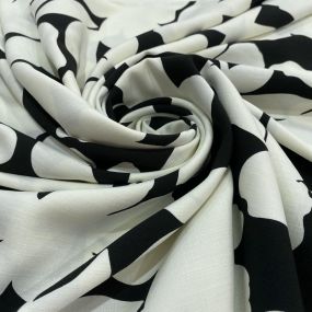 Tecido Viscolinho Estampado Floral Branco Fundo Preto • Luema Tecidos 2