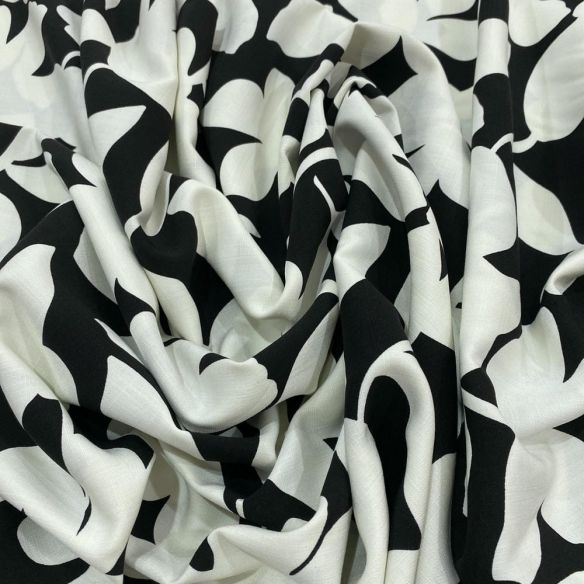 Tecido Viscolinho Estampado Floral Branco Fundo Preto • Luema Tecidos
