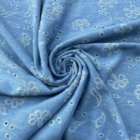 Tecido Linho Misto Bordado Azul Celeste • Luema Tecidos