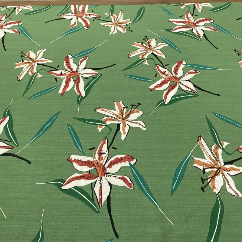 Tecido Viscolinho Estampado Lírio Fundo Verde • Luema Tecidos