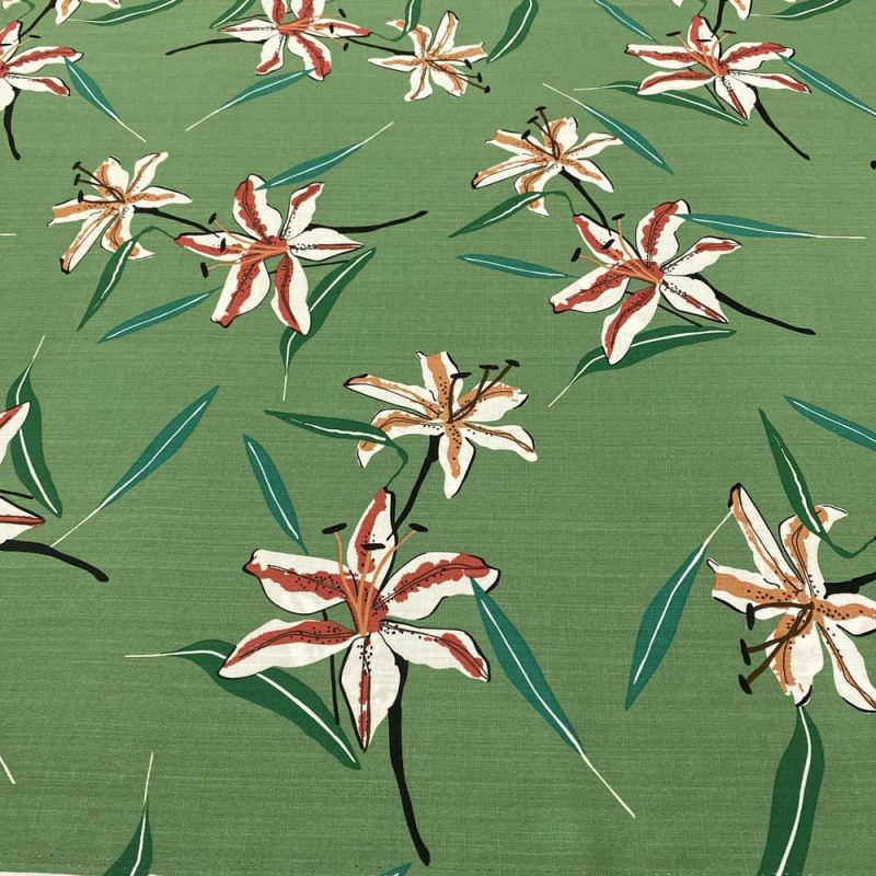 Tecido Viscolinho Estampado Lírio Fundo Verde • Luema Tecidos