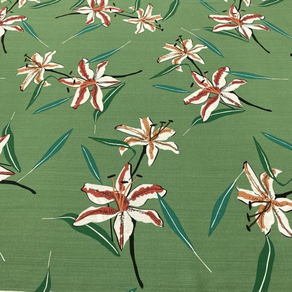 Tecido Viscolinho Estampado Lírio Fundo Verde • Luema Tecidos