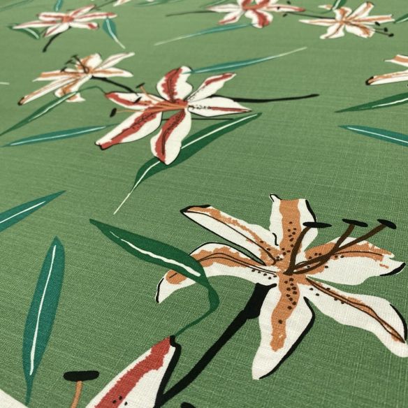 Tecido Viscolinho Estampado Lírio Fundo Verde • Luema Tecidos