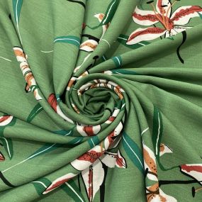 Tecido Viscolinho Estampado Lírio Fundo Verde • Luema Tecidos