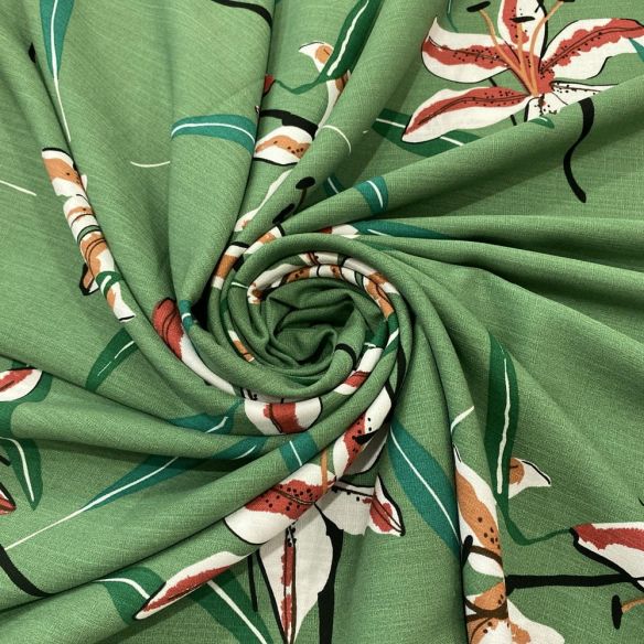 Tecido Viscolinho Estampado Lírio Fundo Verde • Luema Tecidos