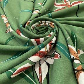 Tecido Viscolinho Estampado Lírio Fundo Verde • Luema Tecidos 2