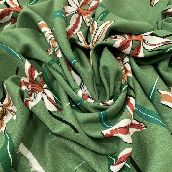 Tecido Viscolinho Estampado Lírio Fundo Verde • Luema Tecidos