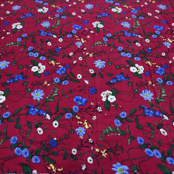 Tecido Viscose Estampada Flores Azul Fundo Vermelho • Luema Tecidos