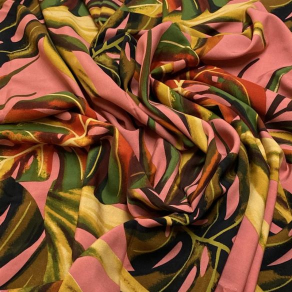 Tecido Viscose Estampada Folhagens Fundo Rosa Nude • Luema Tecidos