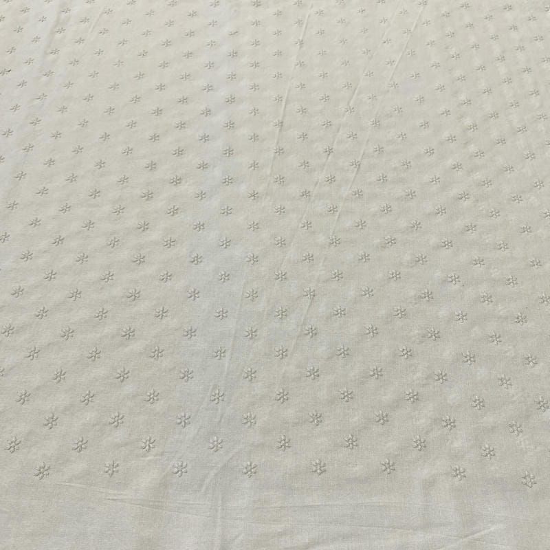 Tecido Linho Misto Bordado Florzinhas Branco • Luema Tecidos