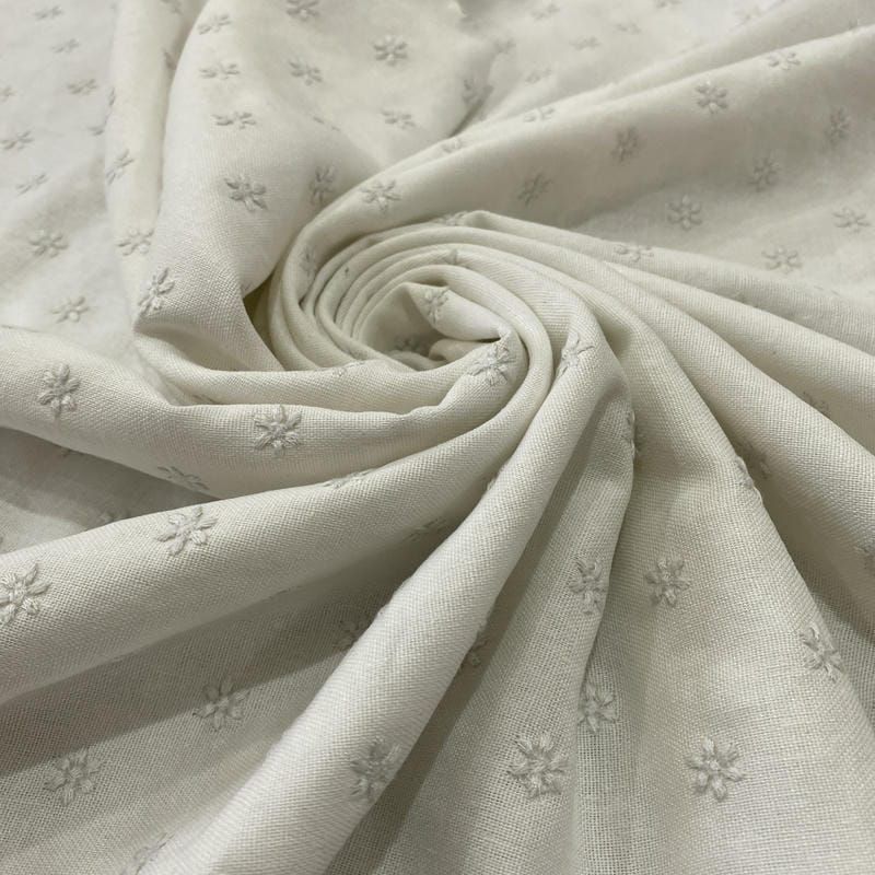 Tecido Linho Misto Bordado Florzinhas Branco • Luema Tecidos